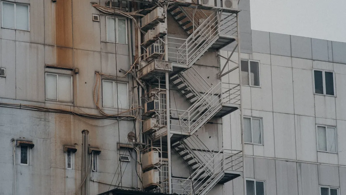 Signaux de dégradation d'un bâtiment