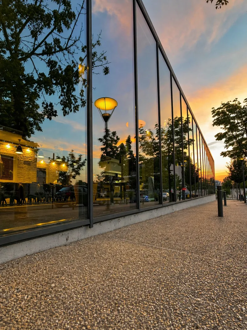 Nettoyage vitrages baies vitrées bâtiment tertiaire